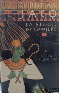 Couverture de LA PIERRE DE LUMIERE NEFER LE SILENCIEUX