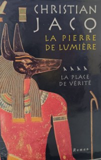 Couverture de LA PIERRE DE LUMIERE LA PLACE DE VERITE
